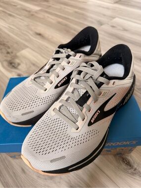 Brooks Adrenaline GTS 22 Running Shoes Gray Pink Women’s Size 7.5